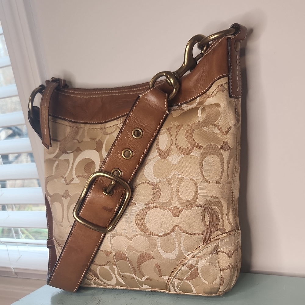 Stylish Tan and Brown Shoulder Bag - Picture 2 of 16